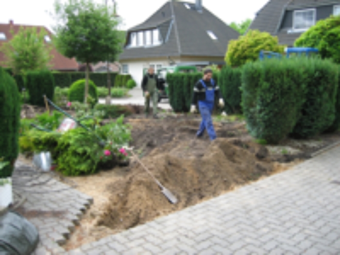 Vorbereitung einer Gartenfläche für eine neue Rasenanlage